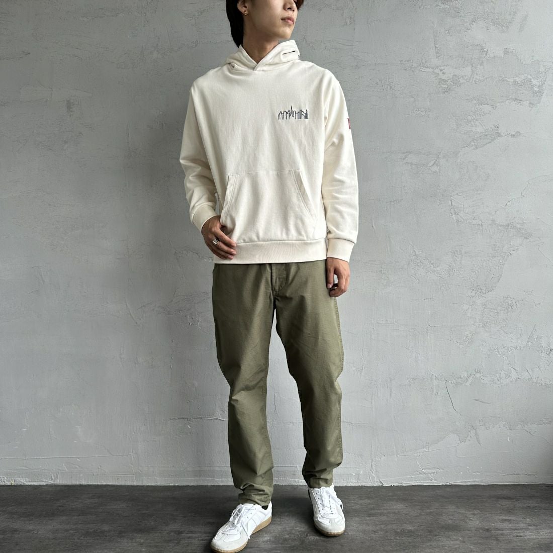 MANHATTAN PORTAGE [マンハッタンポーテージ] 別注 フードロゴ刺繍 スウェットパーカー [23FWMP-IN42-JF] IVORY &&モデル身長：179m 着用サイズ：M&&