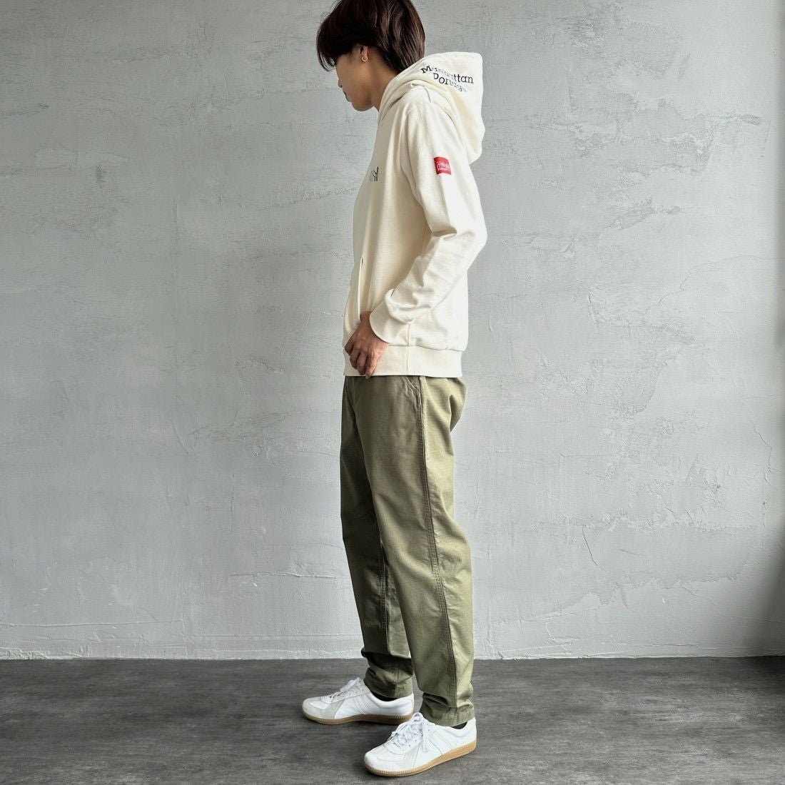 MANHATTAN PORTAGE [マンハッタンポーテージ] 別注 フードロゴ刺繍 スウェットパーカー [23FWMP-IN42-JF] IVORY &&モデル身長：179m 着用サイズ：M&&