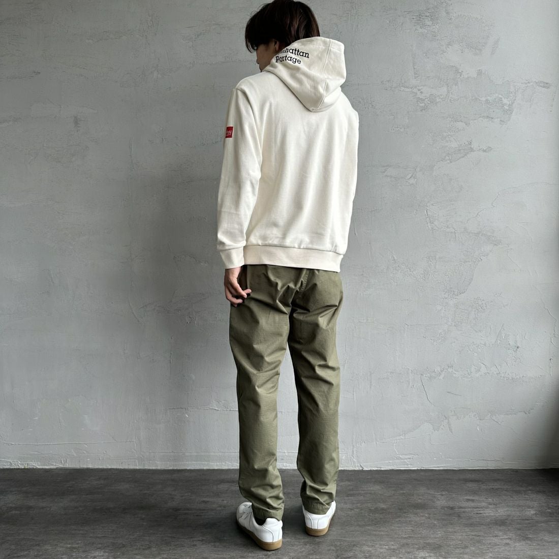 MANHATTAN PORTAGE [マンハッタンポーテージ] 別注 フードロゴ刺繍 スウェットパーカー [23FWMP-IN42-JF] IVORY &&モデル身長：179m 着用サイズ：M&&
