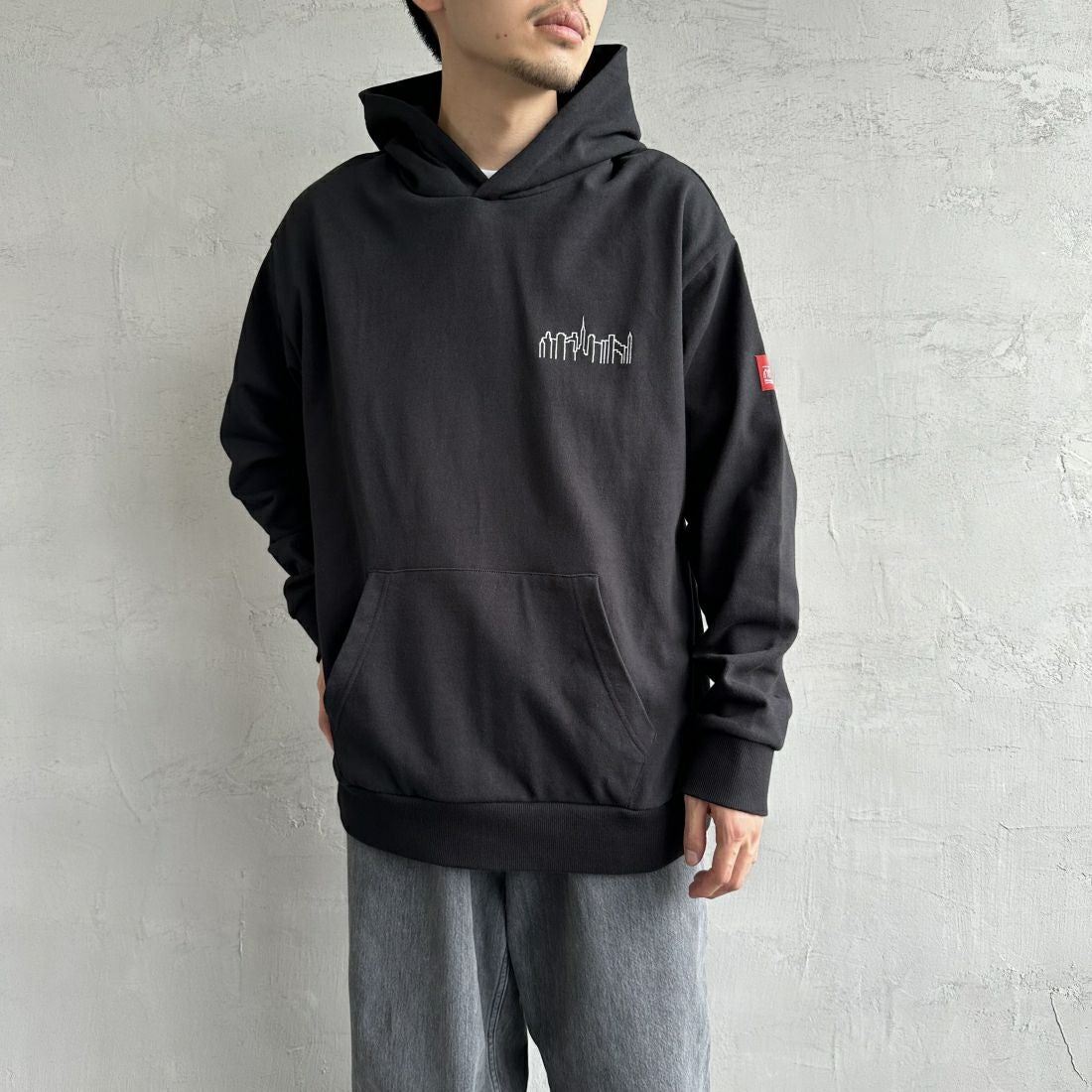 MANHATTAN PORTAGE [マンハッタンポーテージ] 別注 フードロゴ刺繍 スウェットパーカー [23FWMP-IN42-JF] BLACK &&モデル身長：168cm 着用サイズ：XL&&