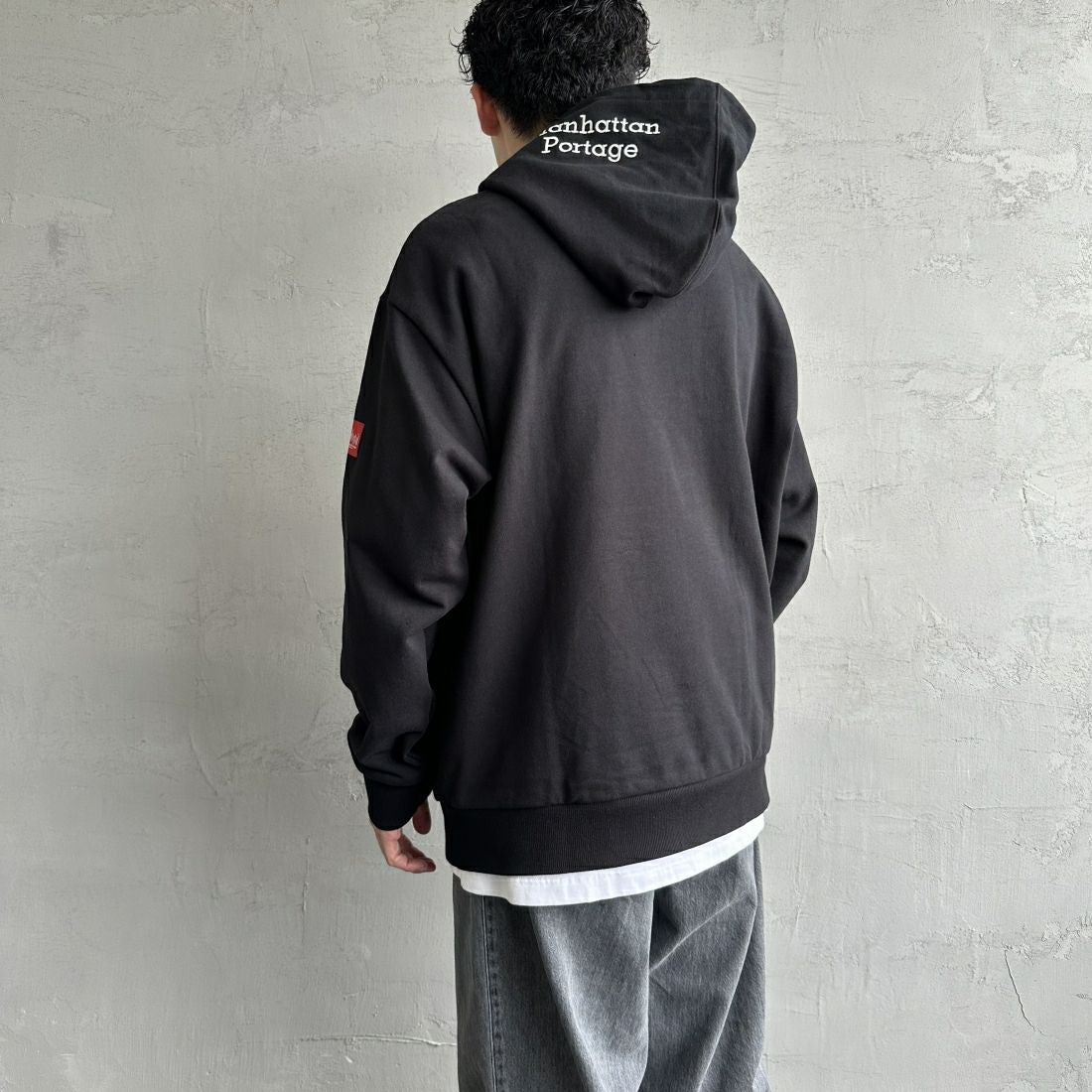 MANHATTAN PORTAGE [マンハッタンポーテージ] 別注 フードロゴ刺繍 スウェットパーカー [23FWMP-IN42-JF] BLACK &&モデル身長：168cm 着用サイズ：XL&&