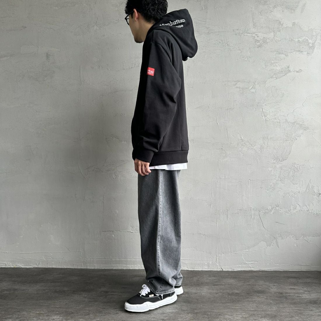 MANHATTAN PORTAGE [マンハッタンポーテージ] 別注 フードロゴ刺繍 スウェットパーカー [23FWMP-IN42-JF] BLACK &&モデル身長：168cm 着用サイズ：XL&&