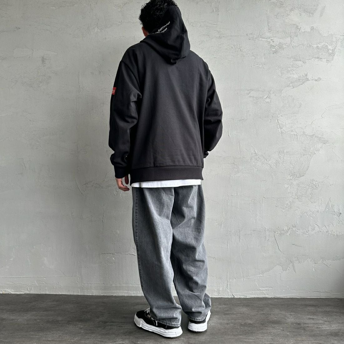 MANHATTAN PORTAGE [マンハッタンポーテージ] 別注 フードロゴ刺繍 スウェットパーカー [23FWMP-IN42-JF] BLACK &&モデル身長：168cm 着用サイズ：XL&&