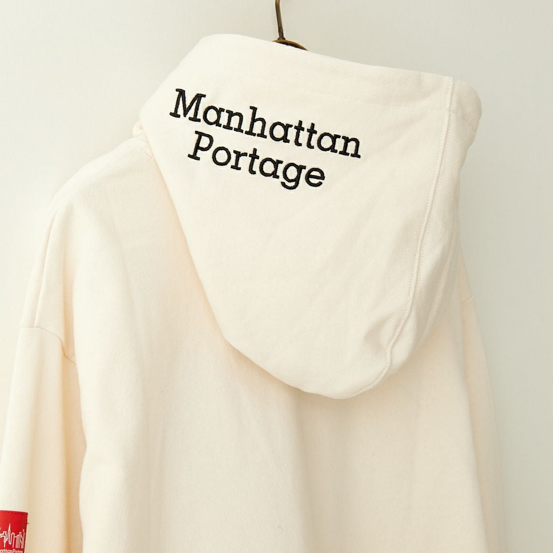 MANHATTAN PORTAGE [マンハッタンポーテージ] 別注 フードロゴ刺繍 スウェットパーカー [23FWMP-IN42-JF] IVORY