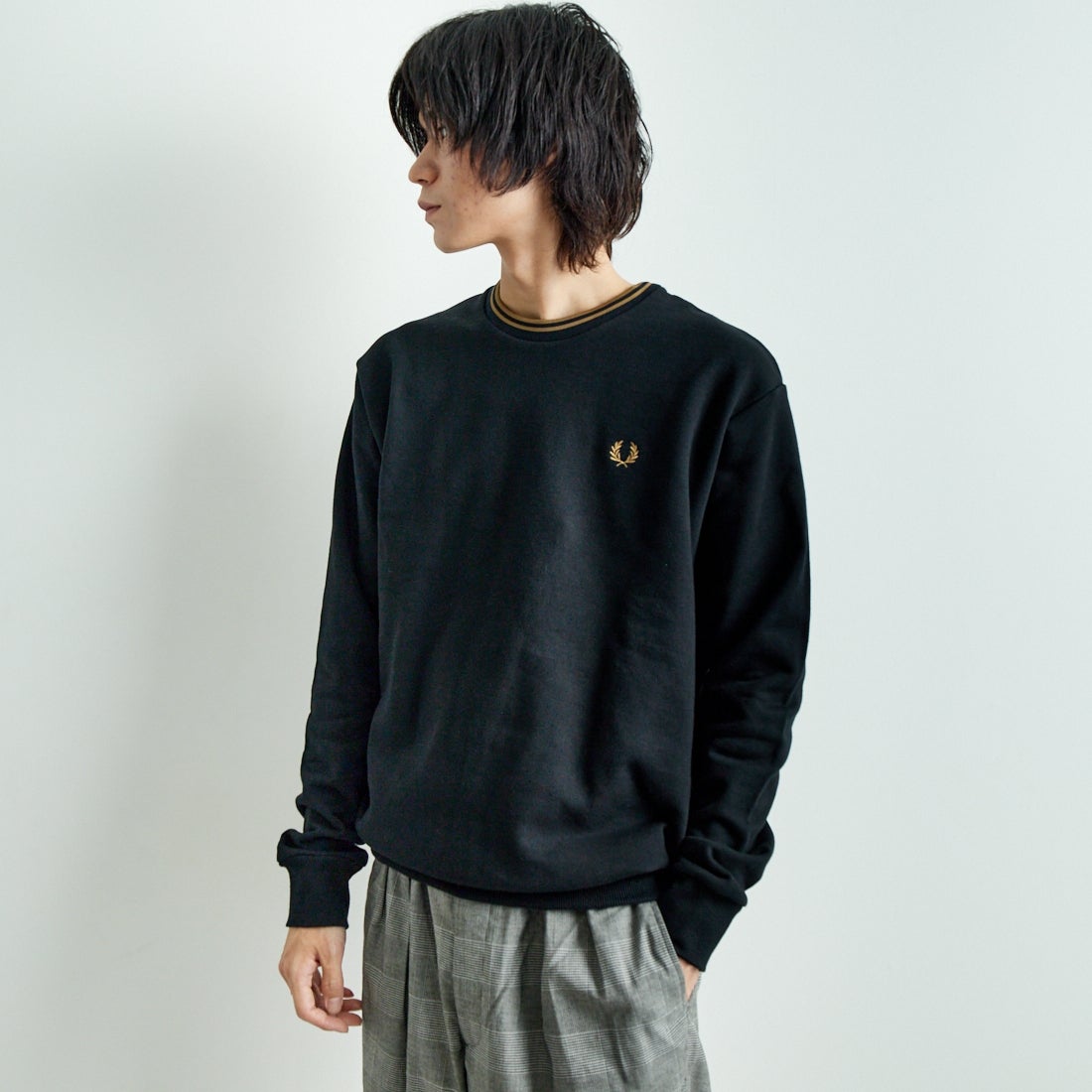 FRED PERRY [フレッドペリー] 別注 ツインティップライン ワンポイントロゴ刺繍クルーネックスウェット [FPM-24A-004-JF] BLACK &&モデル身長：182cm 着用サイズ：L&&