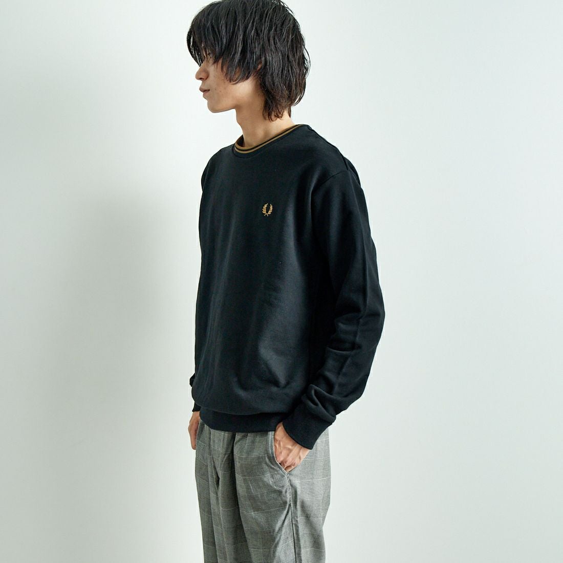 FRED PERRY [フレッドペリー] 別注 ツインティップライン ワンポイントロゴ刺繍クルーネックスウェット [FPM-24A-004-JF] BLACK &&モデル身長：182cm 着用サイズ：L&&