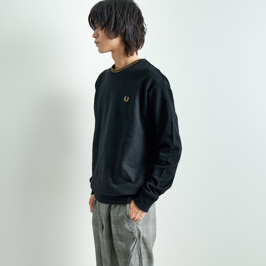 FRED PERRY [フレッドペリー] 別注 ツインティップライン ワンポイントロゴ刺繍クルーネックスウェット [FPM-24A-004-JF] BLACK &&モデル身長：182cm 着用サイズ：L&&
