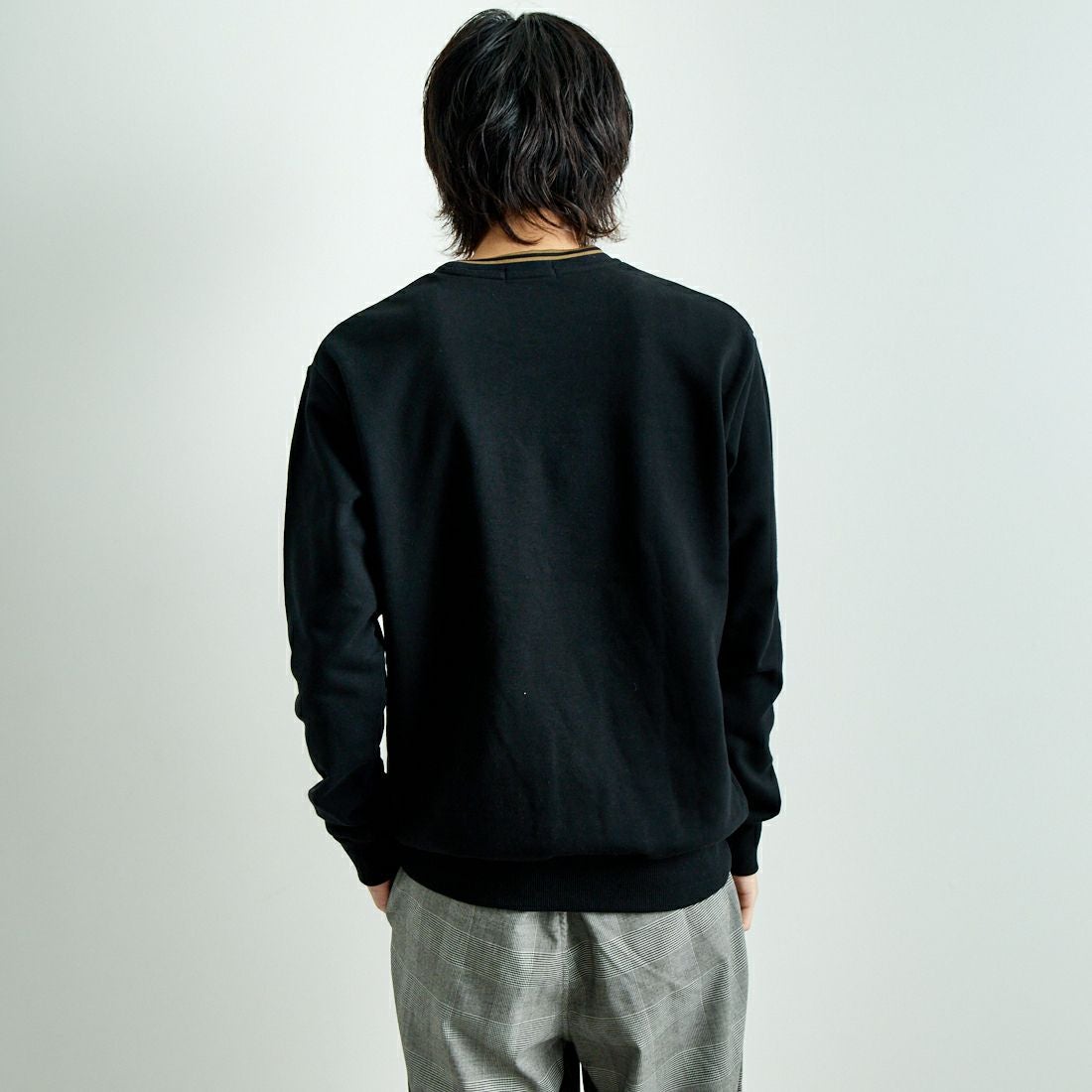FRED PERRY [フレッドペリー] 別注 ツインティップライン ワンポイントロゴ刺繍クルーネックスウェット [FPM-24A-004-JF] BLACK &&モデル身長：182cm 着用サイズ：L&&