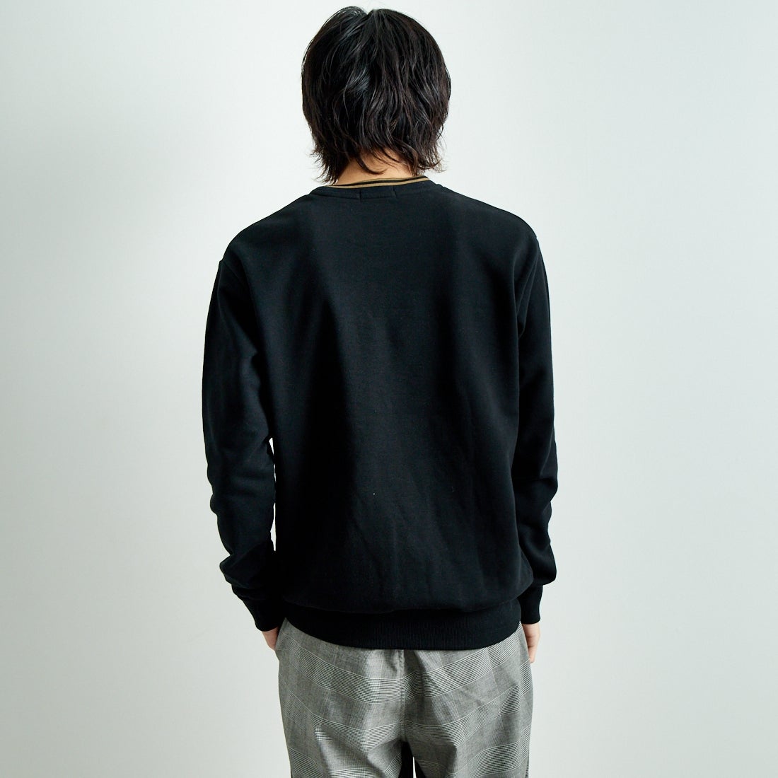 FRED PERRY [フレッドペリー] 別注 ツインティップライン ワンポイントロゴ刺繍クルーネックスウェット [FPM-24A-004-JF] BLACK &&モデル身長：182cm 着用サイズ：L&&