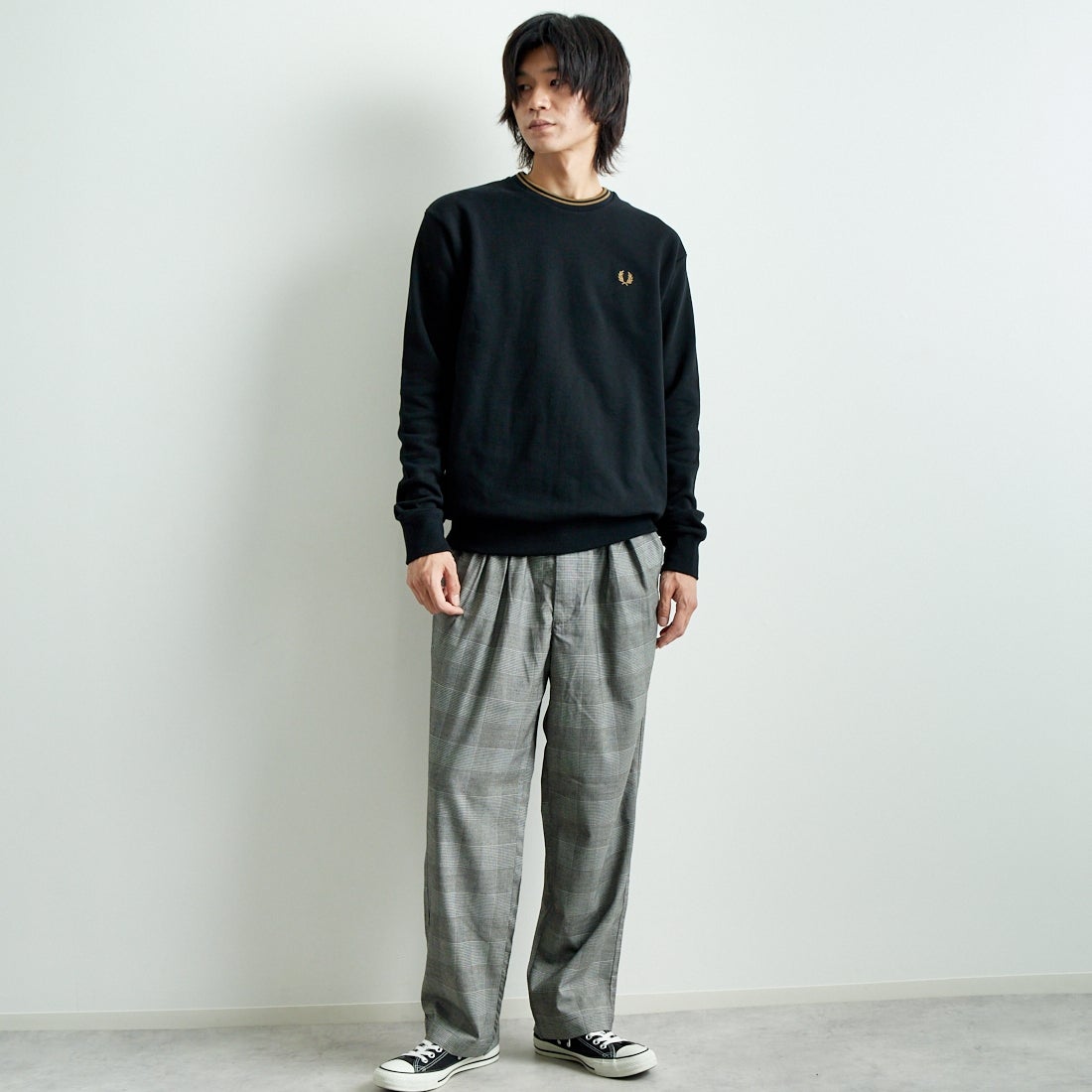 FRED PERRY [フレッドペリー] 別注 ツインティップライン ワンポイントロゴ刺繍クルーネックスウェット [FPM-24A-004-JF] BLACK &&モデル身長：182cm 着用サイズ：L&&