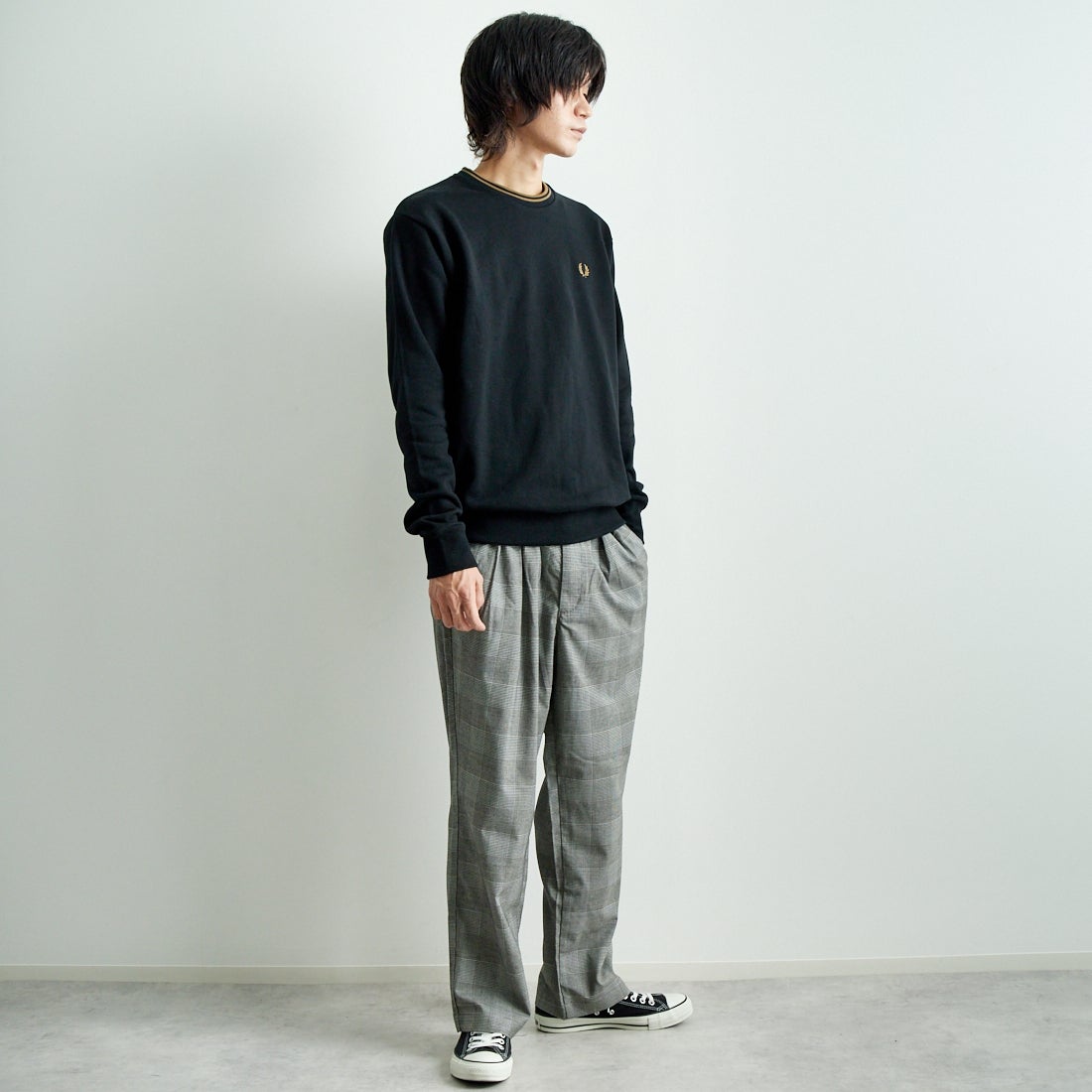 FRED PERRY [フレッドペリー] 別注 ツインティップライン ワンポイントロゴ刺繍クルーネックスウェット [FPM-24A-004-JF] BLACK &&モデル身長：182cm 着用サイズ：L&&