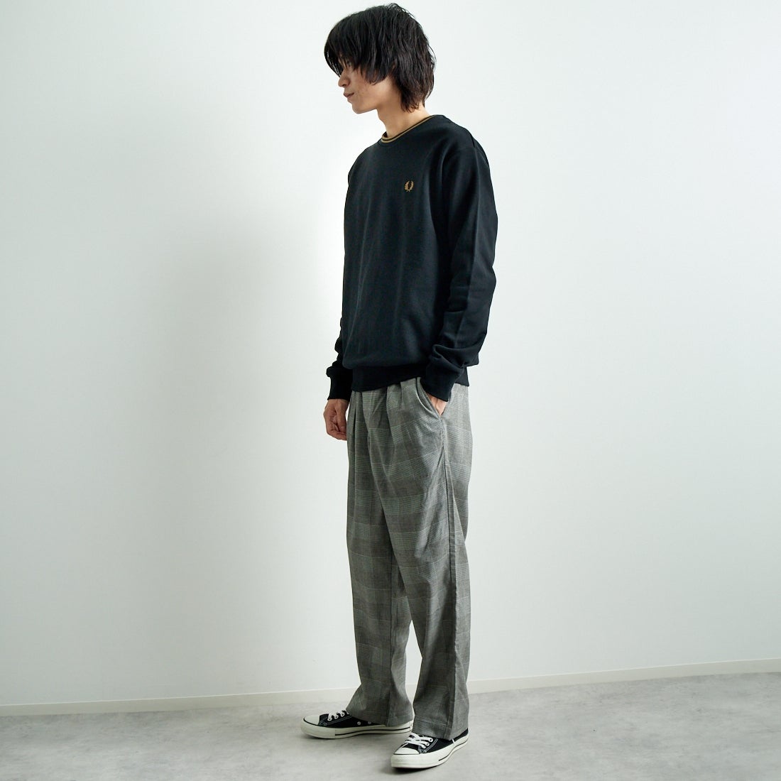 FRED PERRY [フレッドペリー] 別注 ツインティップライン ワンポイントロゴ刺繍クルーネックスウェット [FPM-24A-004-JF] BLACK &&モデル身長：182cm 着用サイズ：L&&