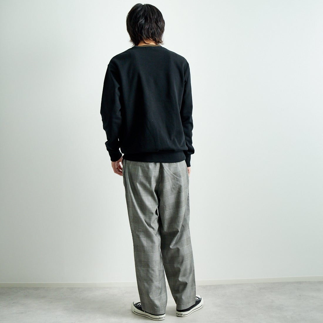 FRED PERRY [フレッドペリー] 別注 ツインティップライン ワンポイントロゴ刺繍クルーネックスウェット [FPM-24A-004-JF] BLACK &&モデル身長：182cm 着用サイズ：L&&