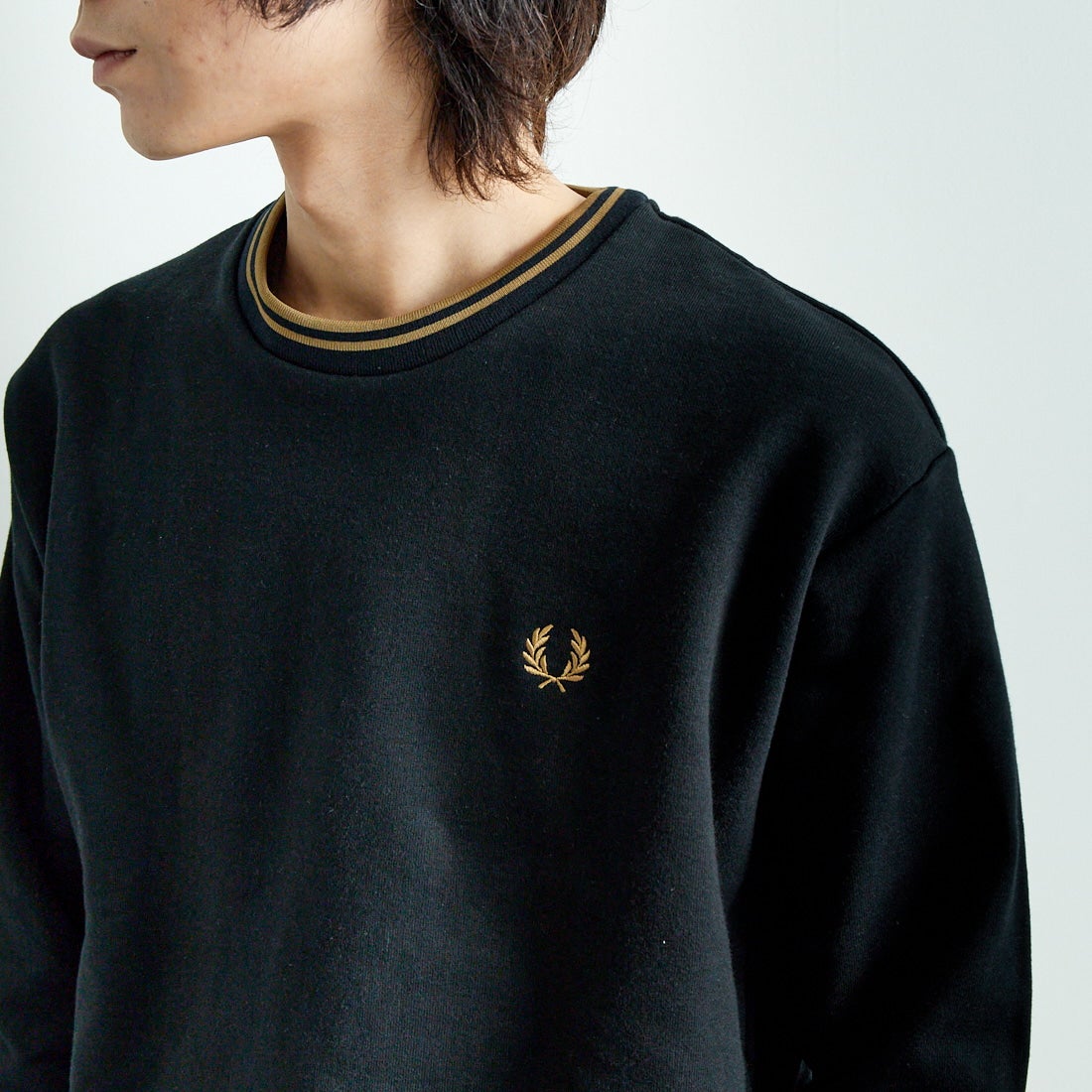 FRED PERRY [フレッドペリー] 別注 ツインティップライン ワンポイントロゴ刺繍クルーネックスウェット [FPM-24A-004-JF] BLACK