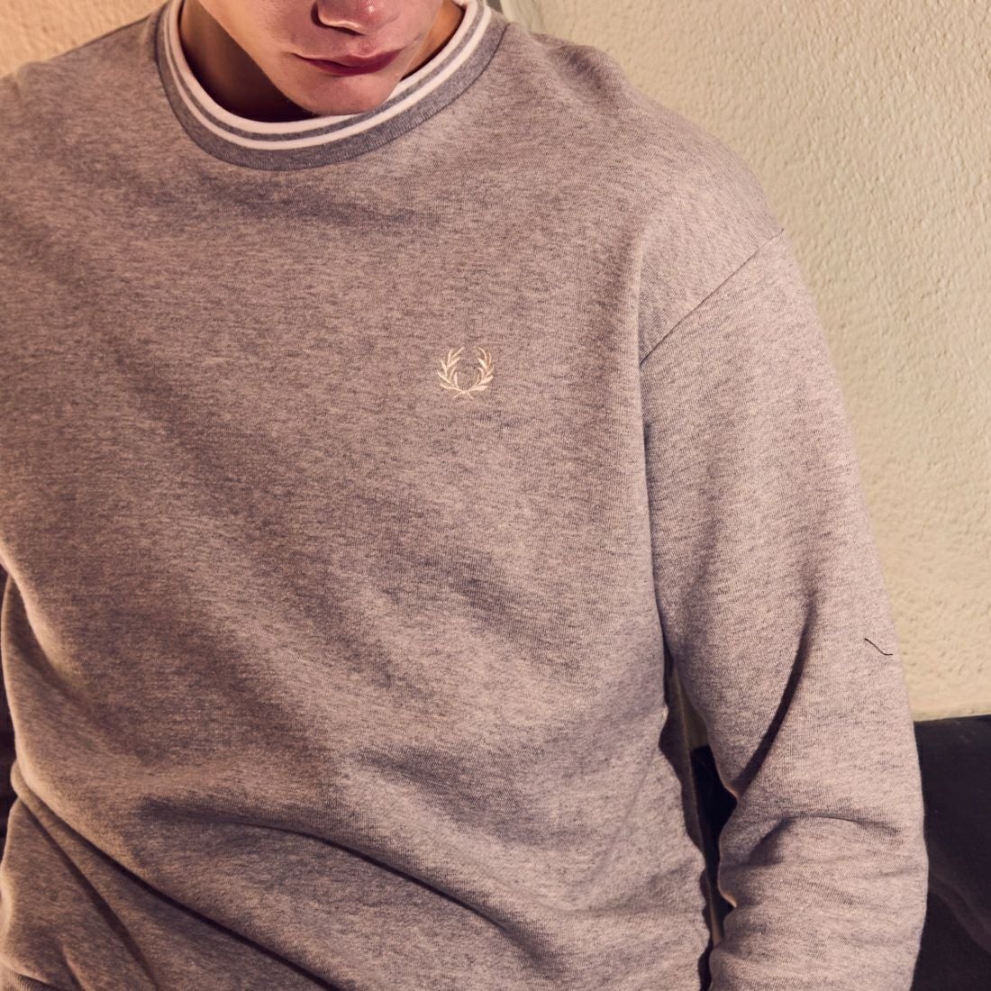 FRED PERRY [フレッドペリー] 別注 ツインティップライン ワンポイントロゴ刺繍クルーネックスウェット [FPM-24A-004-JF] STEEL MARL