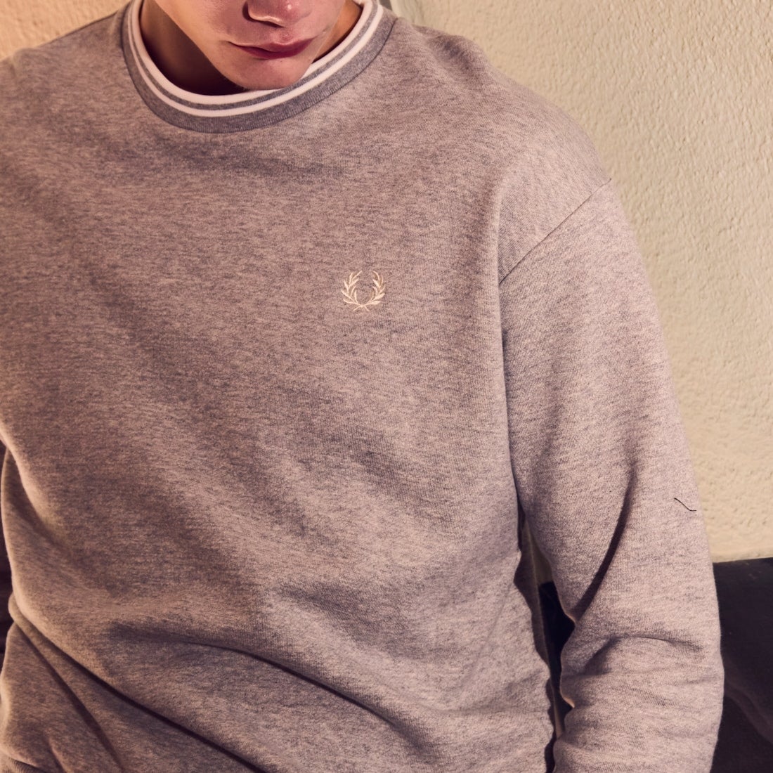 FRED PERRY [フレッドペリー] 別注 ツインティップライン ワンポイントロゴ刺繍クルーネックスウェット [FPM-24A-004-JF] STEEL MARL