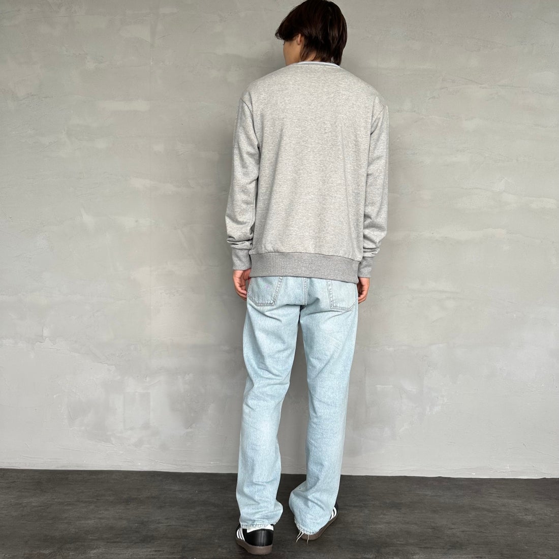 FRED PERRY [フレッドペリー] 別注 ツインティップライン ワンポイントロゴ刺繍クルーネックスウェット [FPM-24A-004-JF] STEEL MARL &&モデル身長：179cm 着用サイズ：L&&