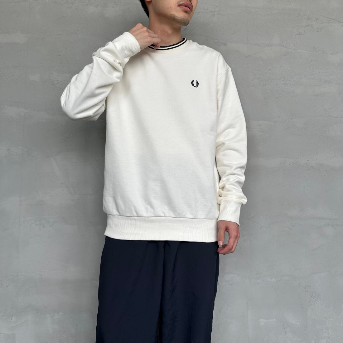 FRED PERRY [フレッドペリー] 別注 ツインティップライン ワンポイントロゴ刺繍クルーネックスウェット [FPM-24A-004-JF] ECRU &&モデル身長：168cm 着用サイズ：L&&