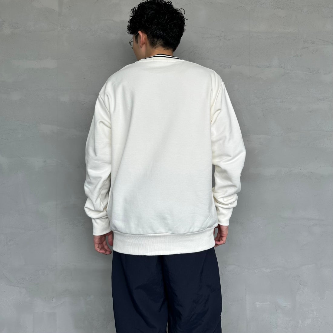 FRED PERRY [フレッドペリー] 別注 ツインティップライン ワンポイントロゴ刺繍クルーネックスウェット [FPM-24A-004-JF] ECRU &&モデル身長：168cm 着用サイズ：L&&