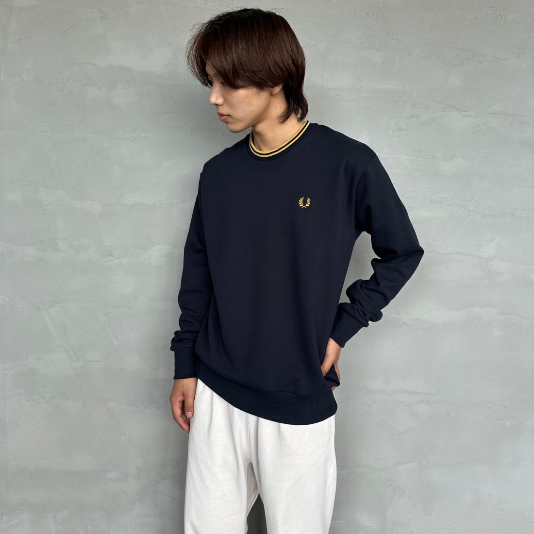 FRED PERRY [フレッドペリー] 別注 ツインティップライン ワンポイントロゴ刺繍クルーネックスウェット [FPM-24A-004-JF] NAVY &&モデル身長：179cm 着用サイズ：L&&