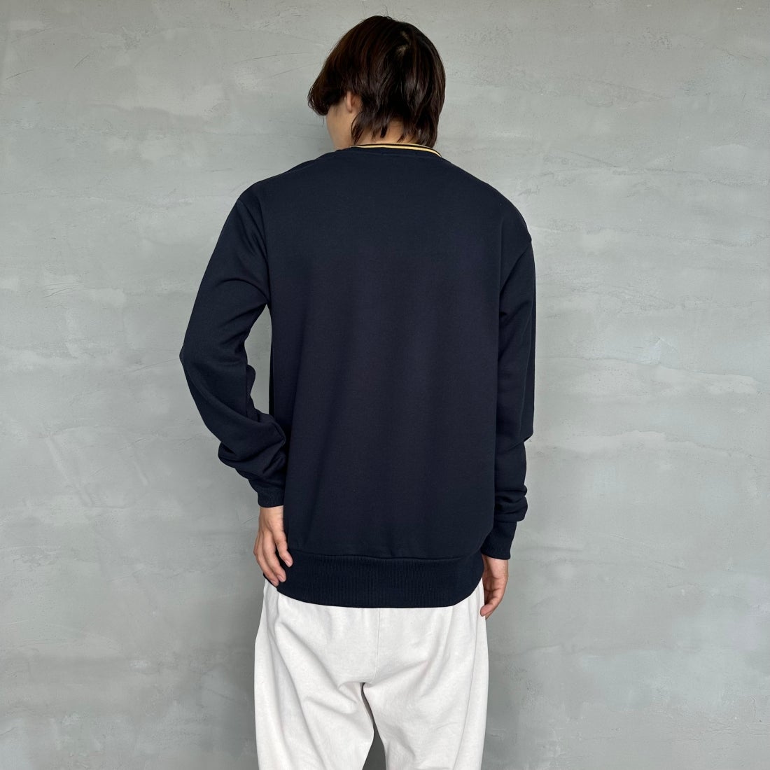 FRED PERRY [フレッドペリー] 別注 ツインティップライン ワンポイントロゴ刺繍クルーネックスウェット [FPM-24A-004-JF] NAVY &&モデル身長：179cm 着用サイズ：L&&