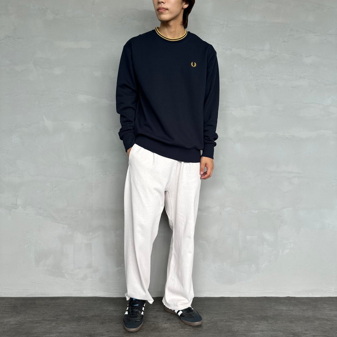 FRED PERRY [フレッドペリー] 別注 ツインティップライン ワンポイントロゴ刺繍クルーネックスウェット [FPM-24A-004-JF] NAVY &&モデル身長：179cm 着用サイズ：L&&