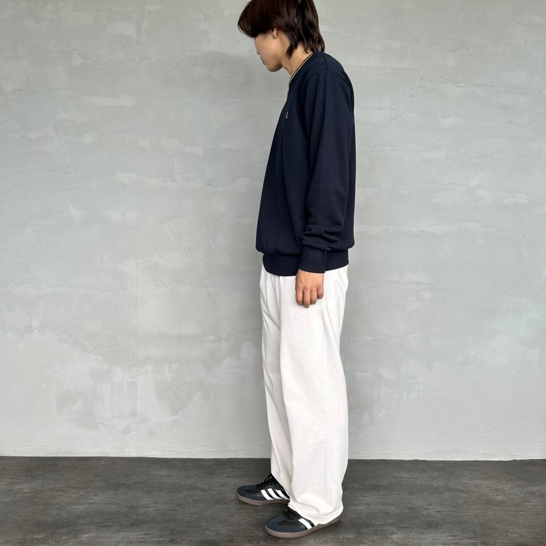 FRED PERRY [フレッドペリー] 別注 ツインティップライン ワンポイントロゴ刺繍クルーネックスウェット [FPM-24A-004-JF] NAVY &&モデル身長：179cm 着用サイズ：L&&