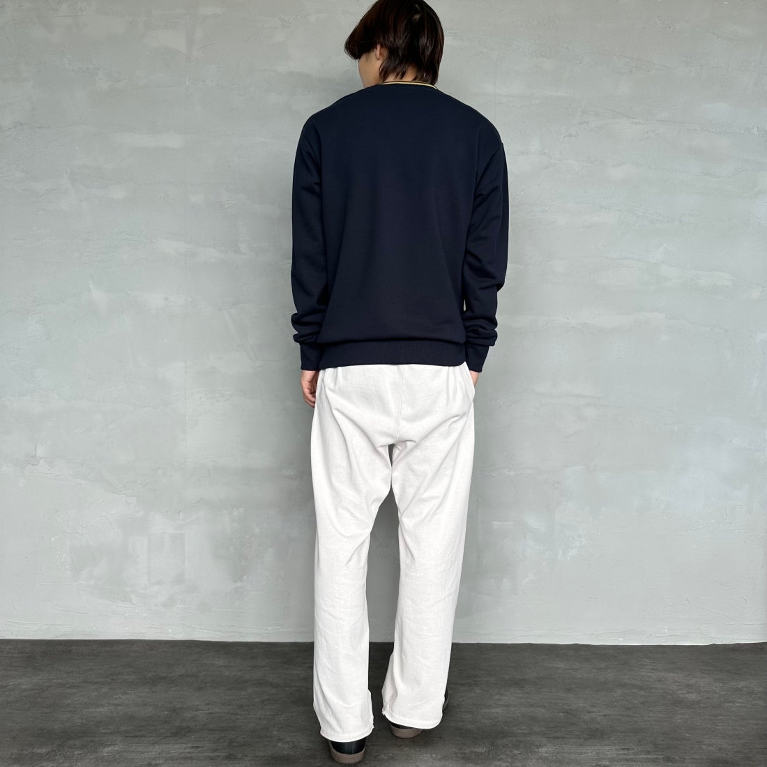 FRED PERRY [フレッドペリー] 別注 ツインティップライン ワンポイントロゴ刺繍クルーネックスウェット [FPM-24A-004-JF] NAVY &&モデル身長：179cm 着用サイズ：L&&