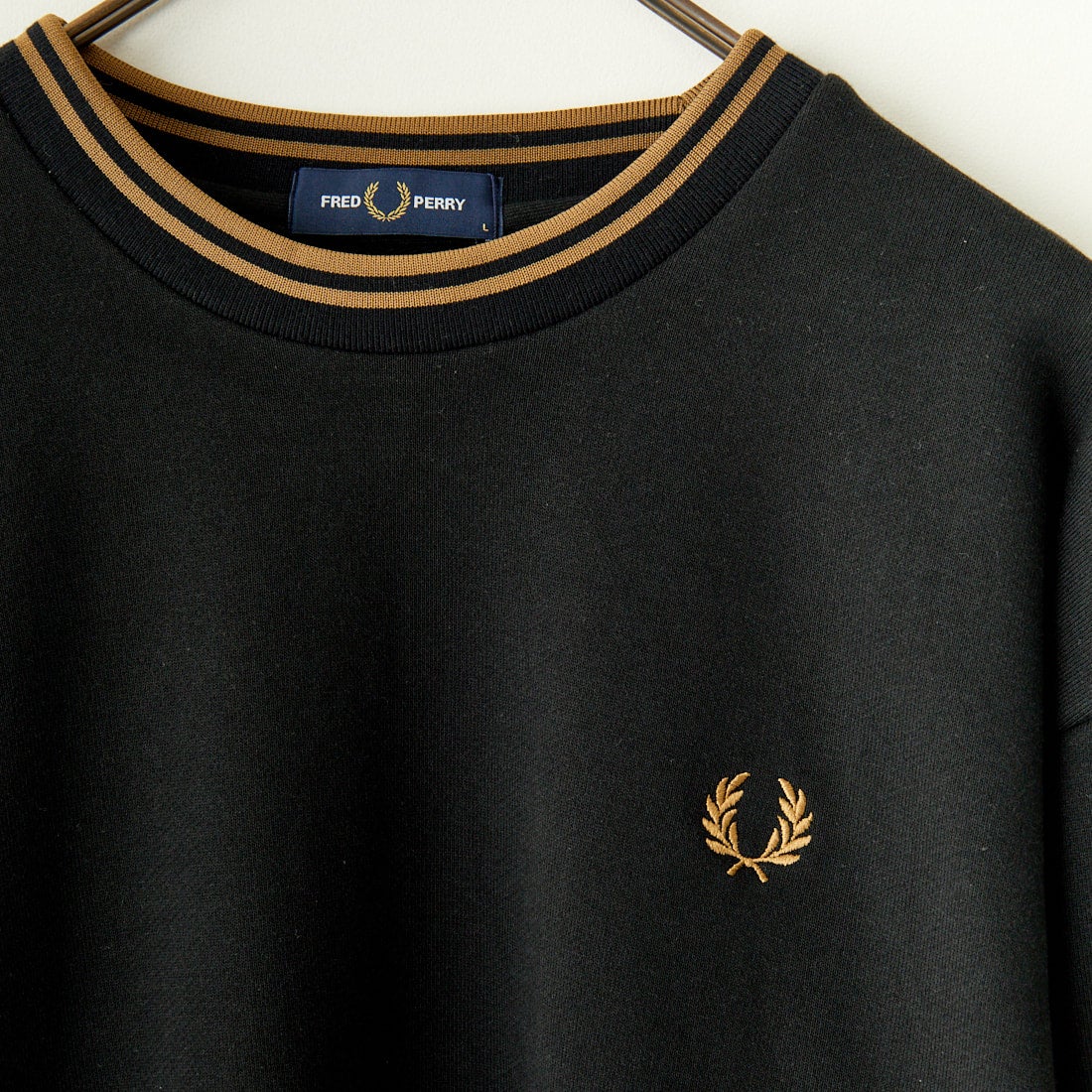 FRED PERRY [フレッドペリー] 別注 ツインティップライン ワンポイントロゴ刺繍クルーネックスウェット [FPM-24A-004-JF] BLACK
