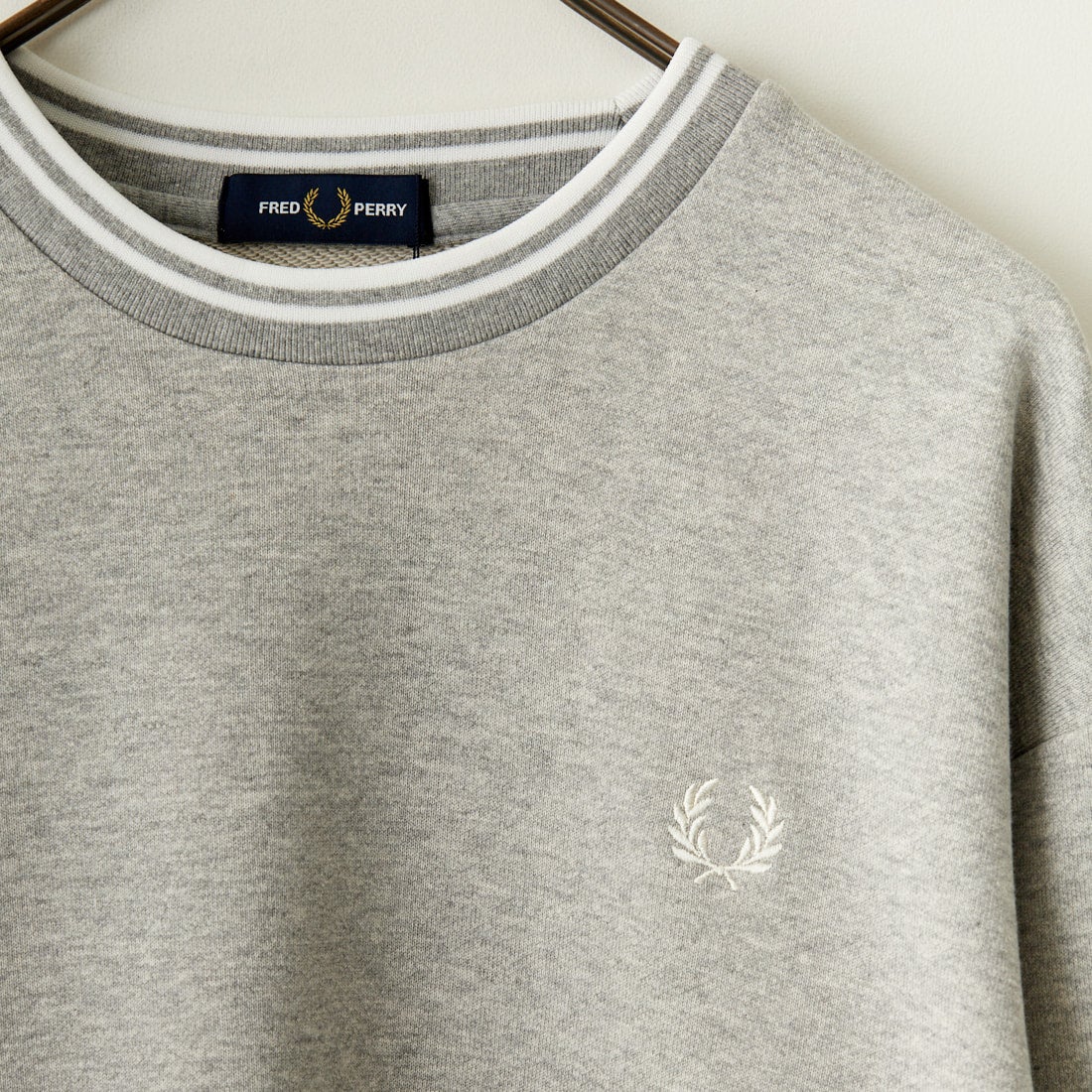 FRED PERRY [フレッドペリー] 別注 ツインティップライン ワンポイントロゴ刺繍クルーネックスウェット [FPM-24A-004-JF] STEEL MARL
