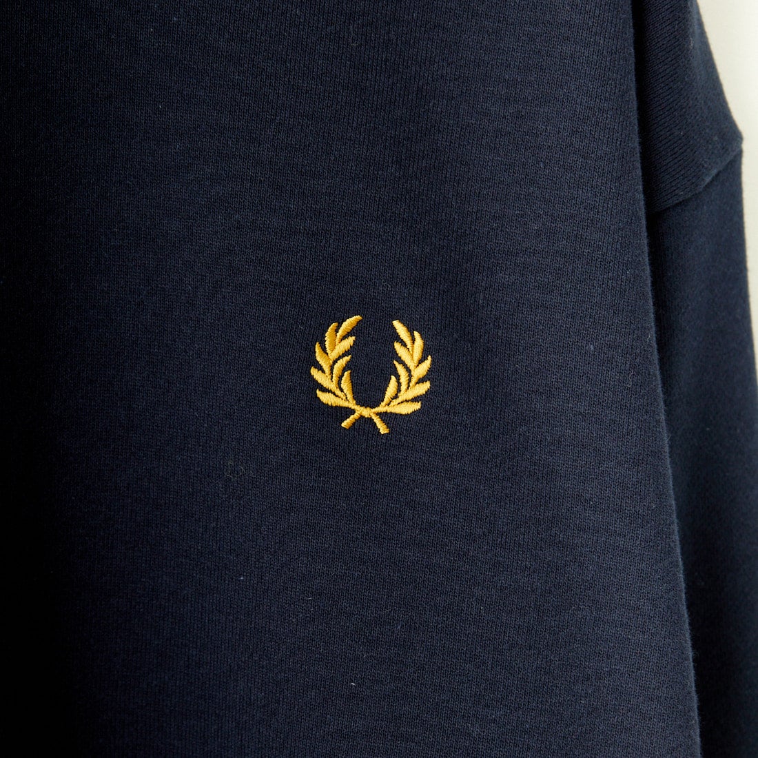 FRED PERRY [フレッドペリー] 別注 ツインティップライン ワンポイントロゴ刺繍クルーネックスウェット [FPM-24A-004-JF] NAVY