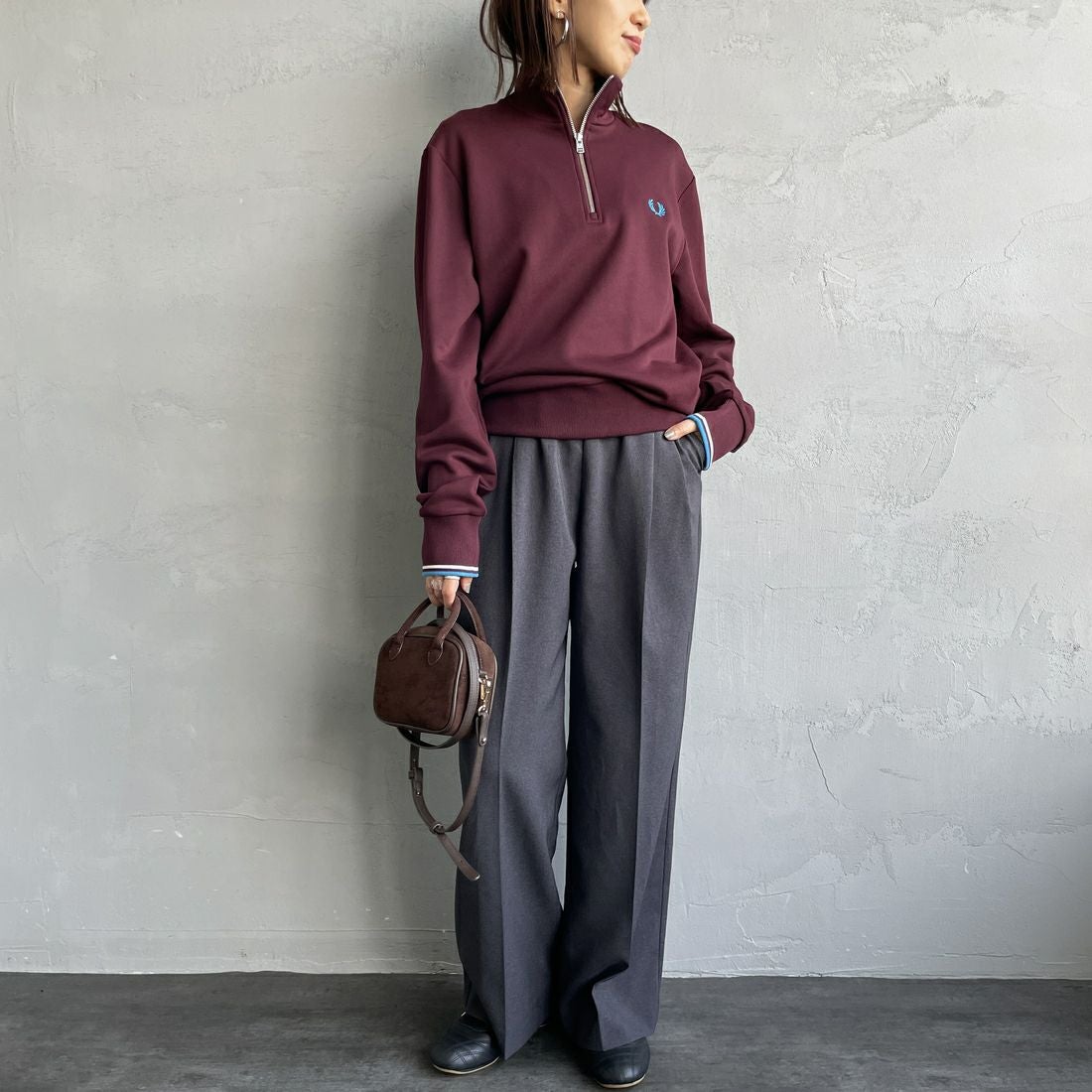 FRED PERRY [フレッドペリー] ワンポイントロゴ刺繍 ハーフジップスウェット [M3574] Z63 OXBLOO &&モデル身長：159cm 着用サイズ：S&&