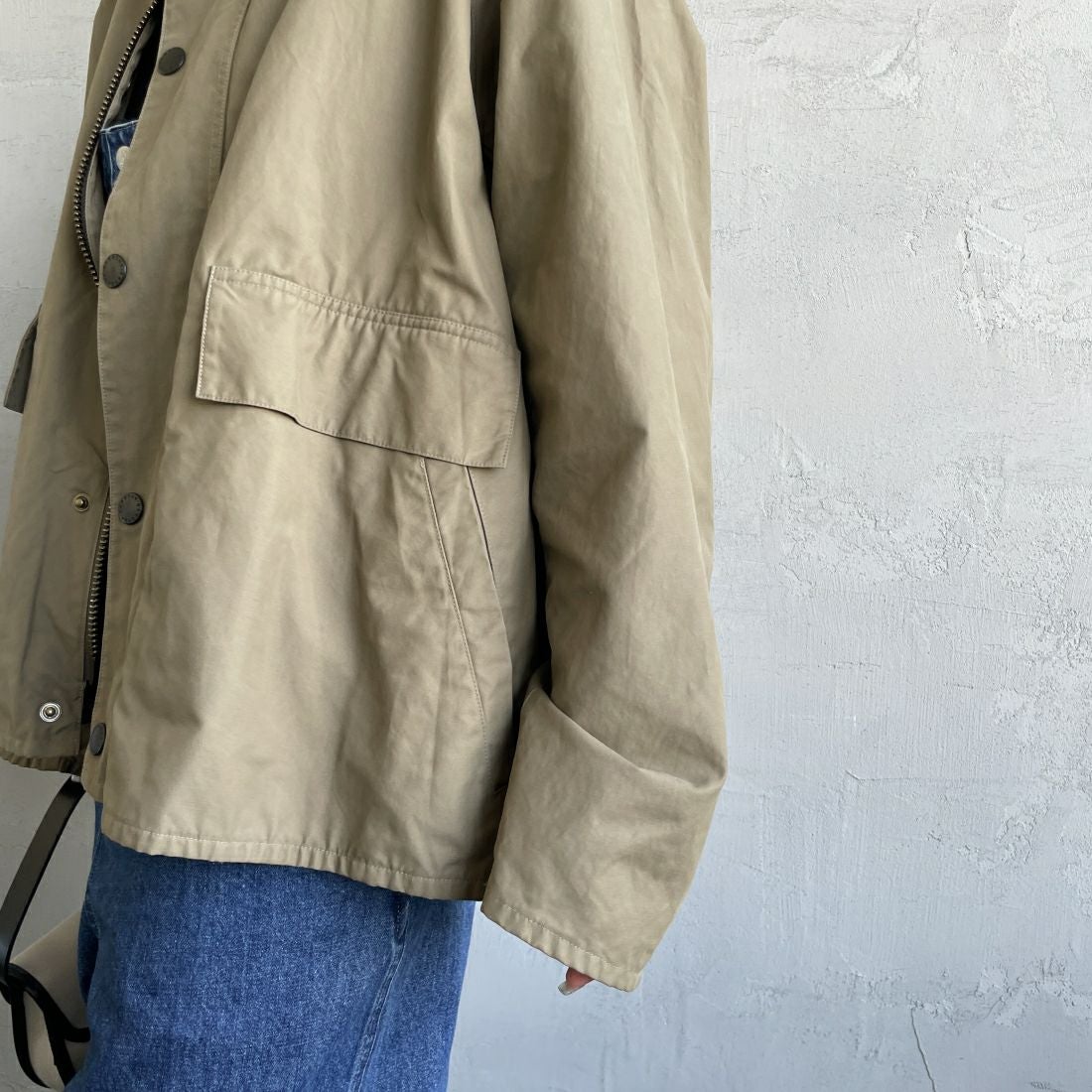 Barbour [バブアー] 別注 BORROWDALE ボロウデイルジャケット [MCAS148-JF] BEIGE&&モデル身長：163cm 着用サイズ：36&&