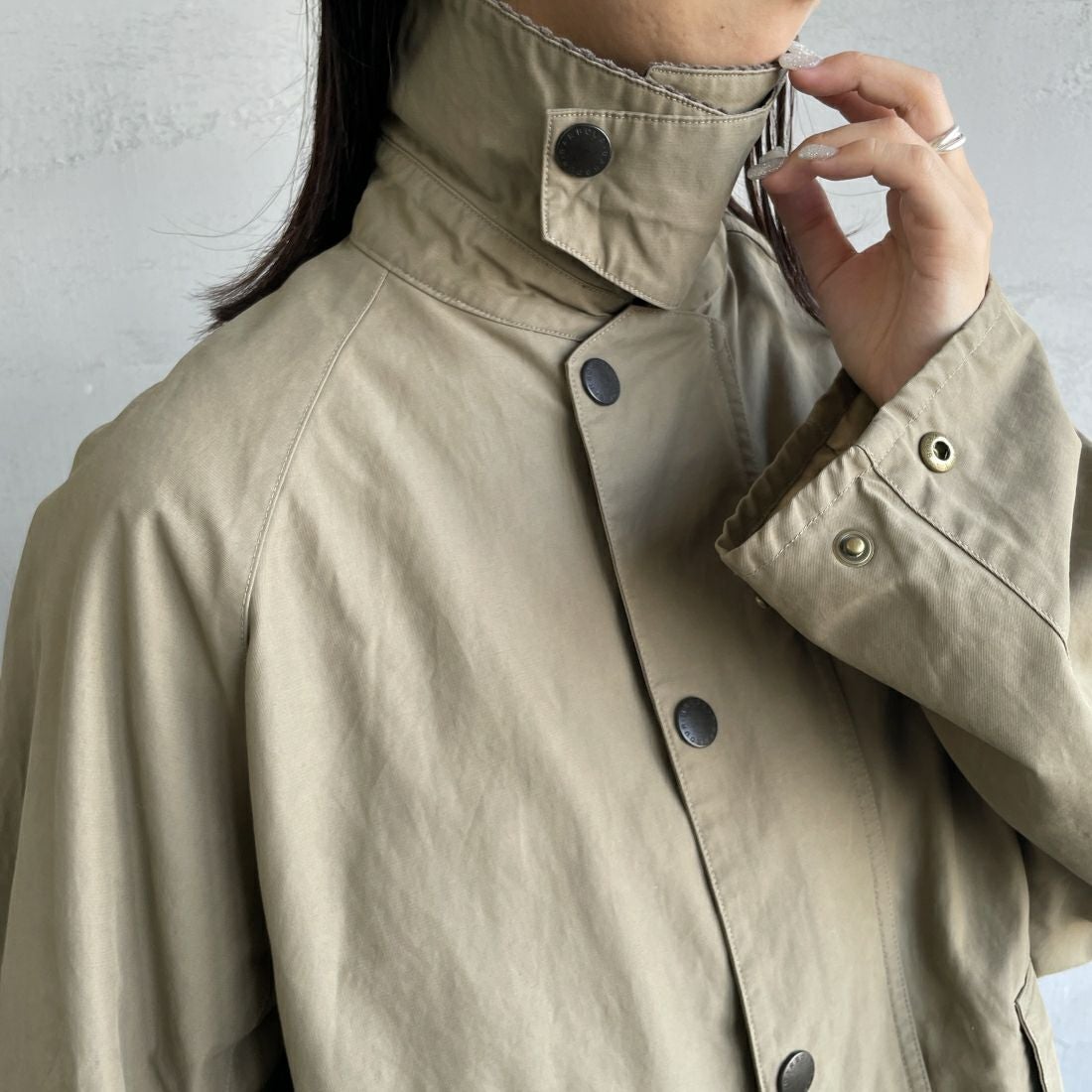 Barbour [バブアー] 別注 BORROWDALE ボロウデイルジャケット [MCAS148-JF] BEIGE&&モデル身長：163cm 着用サイズ：36&&