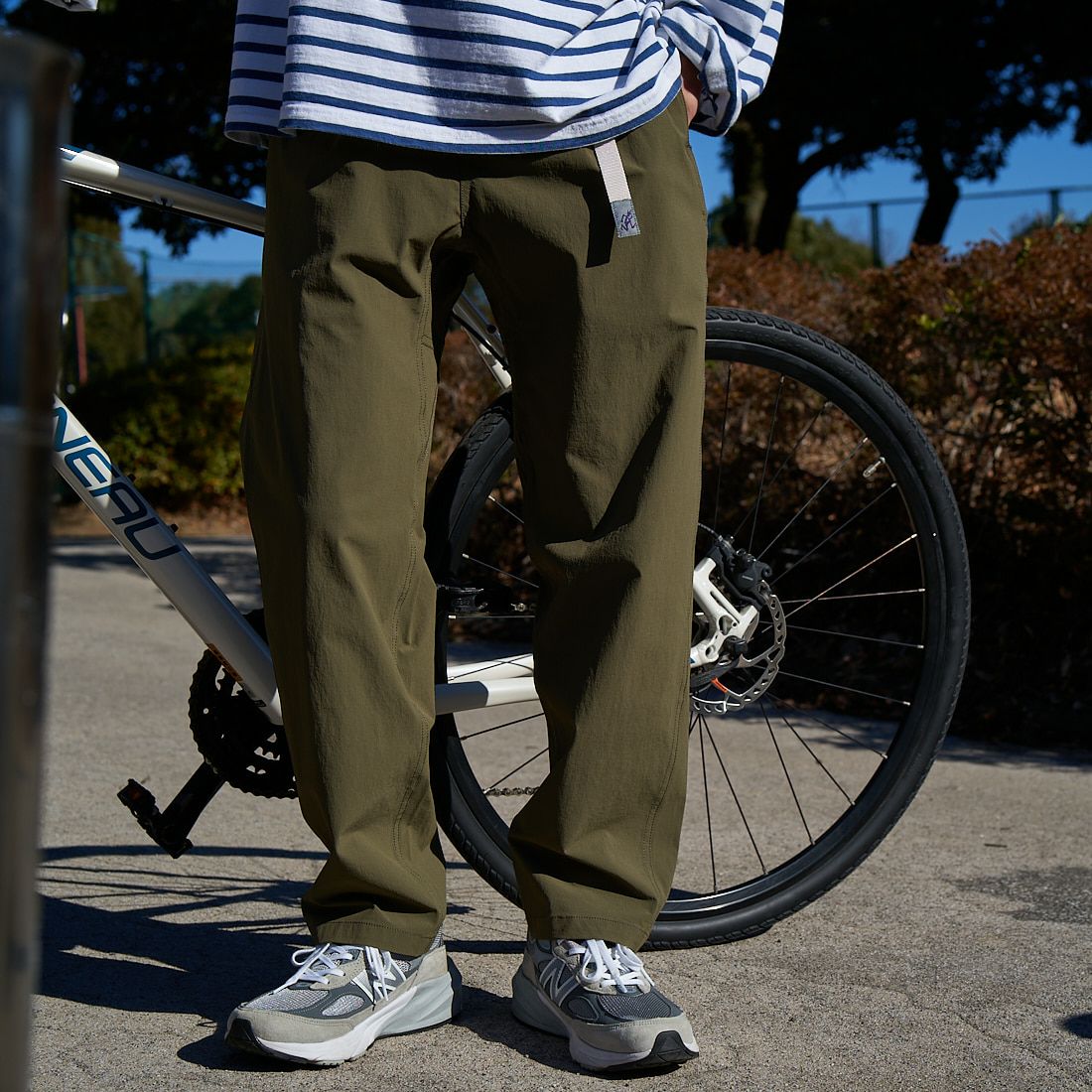 GRAMiCCi [グラミチ] 別注 エブリデイ ナイロンパンツ [GUP5-S2034-JF] OLIVE &&モデル身長：168cm 着用サイズ：M&&
