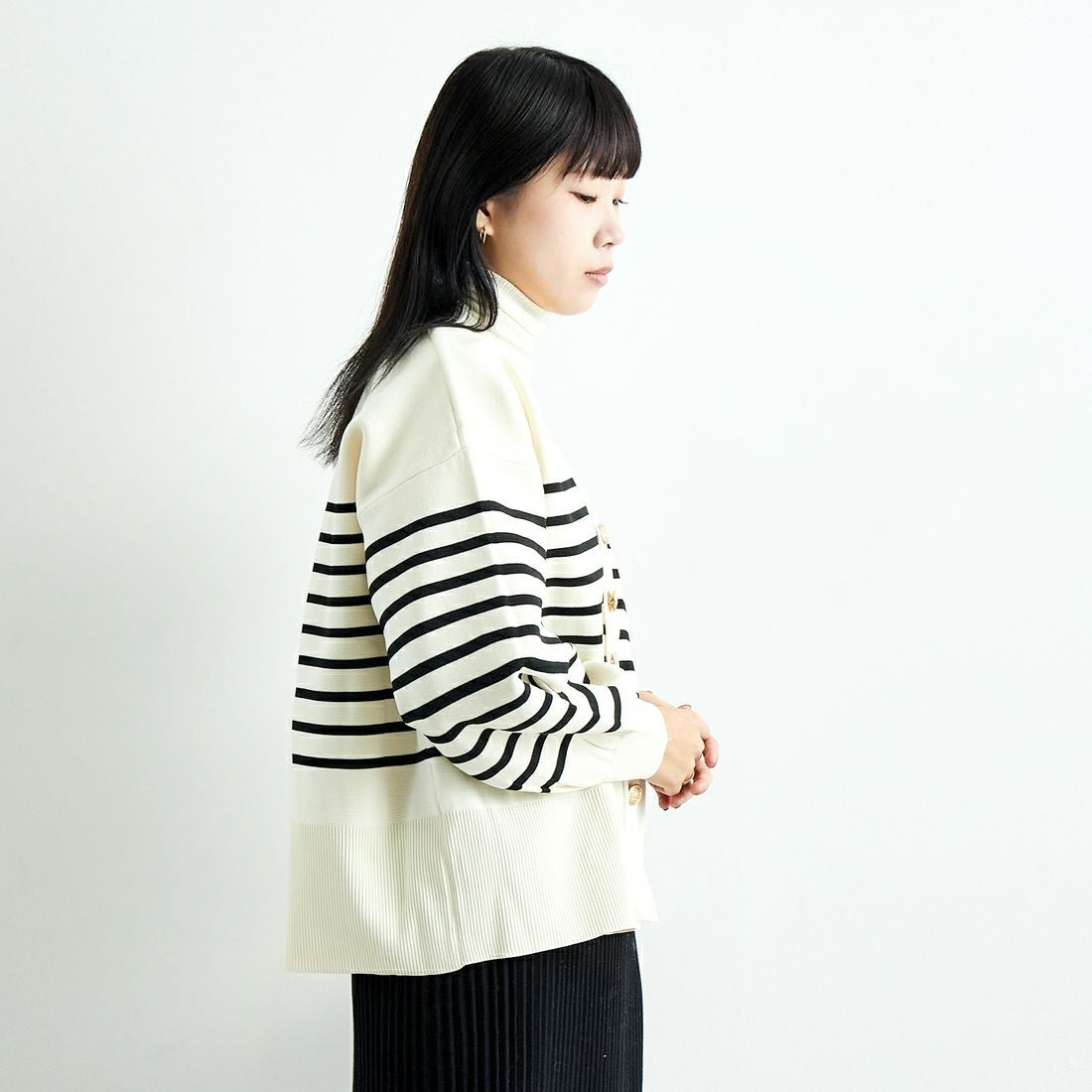 Maison de L'allure [メゾン ドゥ ラリュール] 金ボタン Vネックカーディガン [M24131018] 50 NAT/BLK &&モデル身長：167cm 着用サイズ：F&&