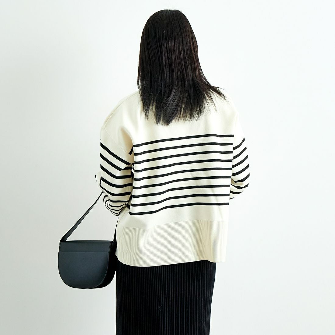 Maison de L'allure [メゾン ドゥ ラリュール] 金ボタン Vネックカーディガン [M24131018] 50 NAT/BLK &&モデル身長：167cm 着用サイズ：F&&