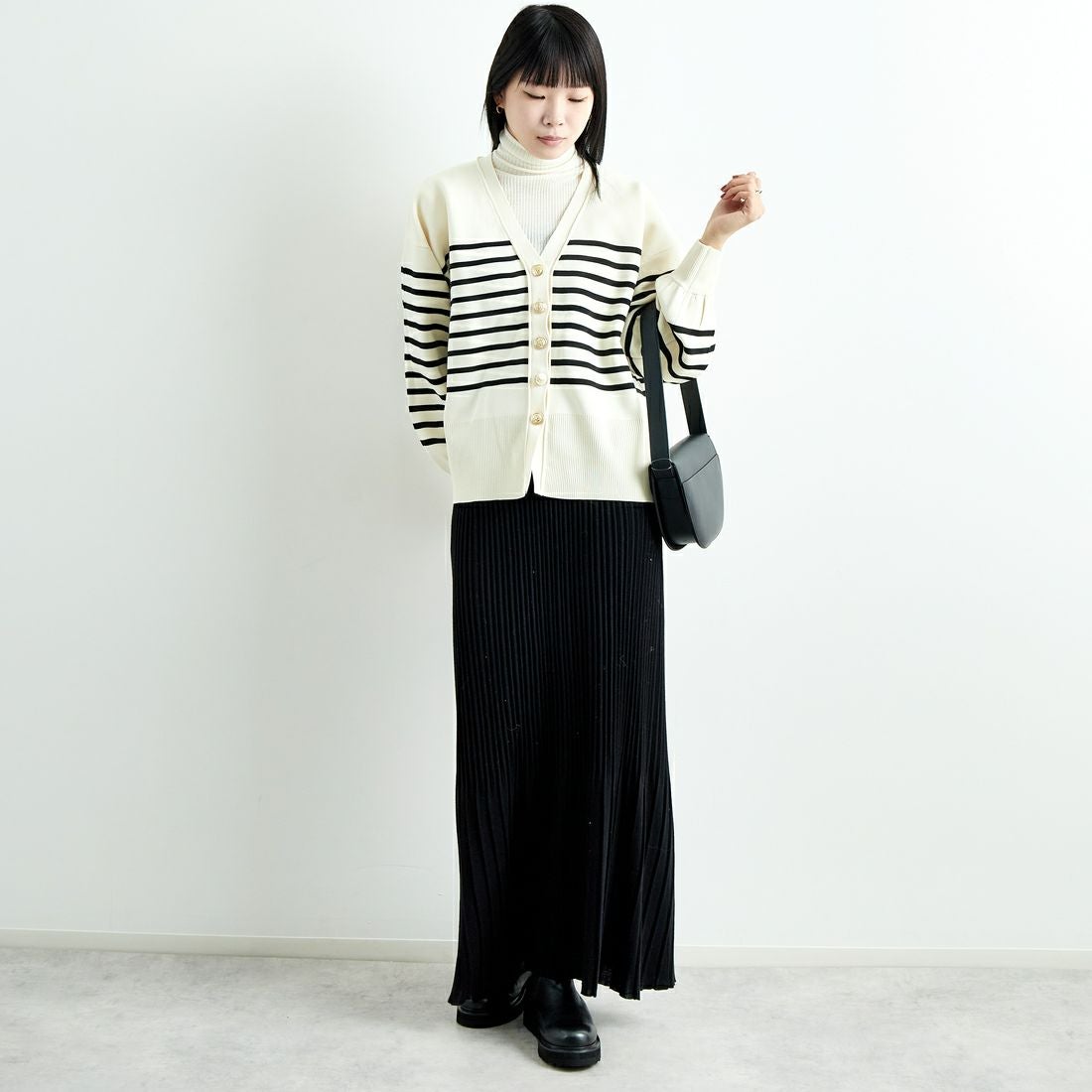 Maison de L'allure [メゾン ドゥ ラリュール] 金ボタン Vネックカーディガン [M24131018] 50 NAT/BLK &&モデル身長：167cm 着用サイズ：F&&