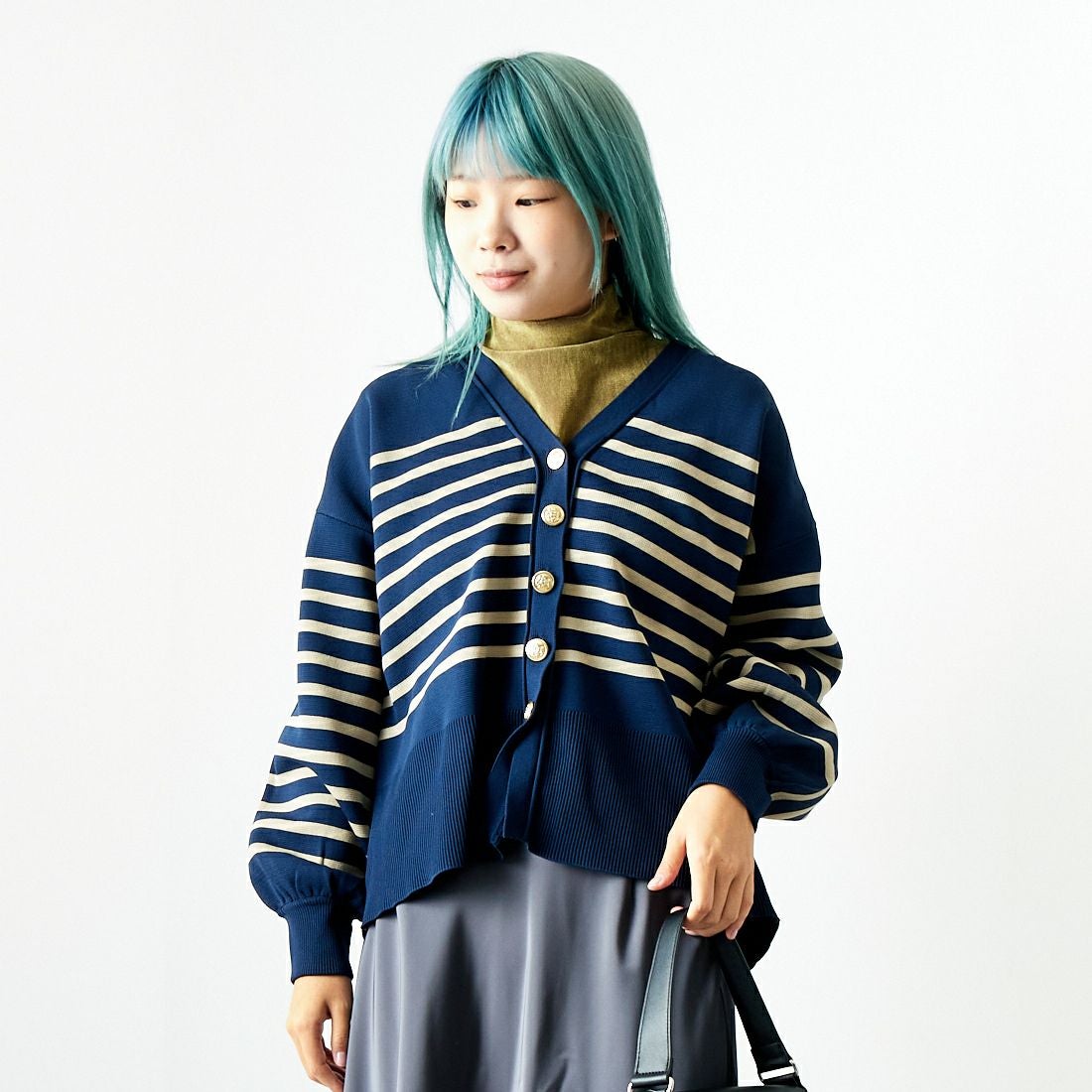 Maison de L'allure [メゾン ドゥ ラリュール] 金ボタン Vネックカーディガン [M24131018] 53 NVY/BEG &&モデル身長：167cm 着用サイズ：F&&