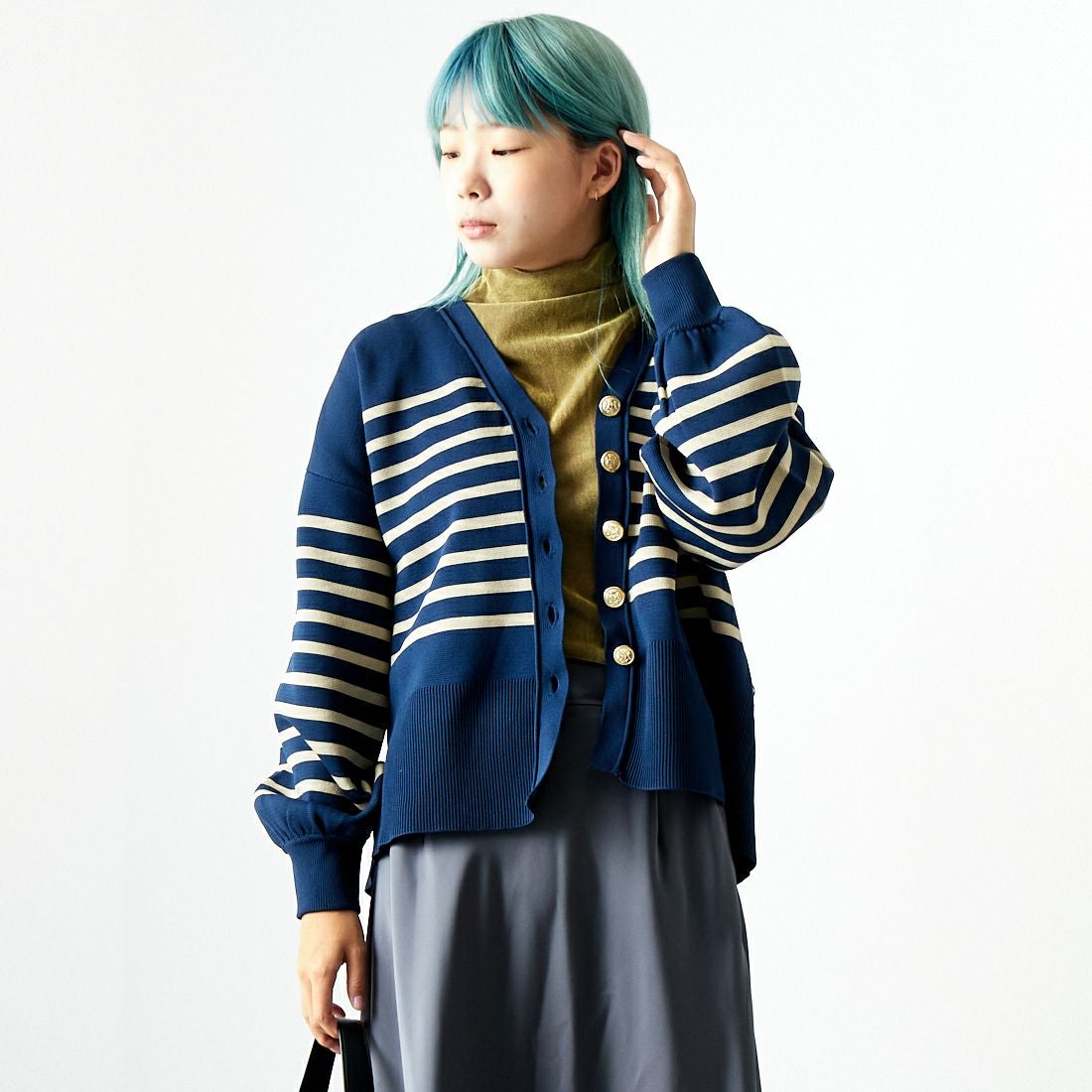 Maison de L'allure [メゾン ドゥ ラリュール] 金ボタン Vネックカーディガン [M24131018] 53 NVY/BEG &&モデル身長：167cm 着用サイズ：F&&