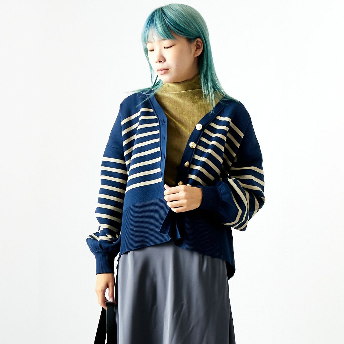 Maison de L'allure [メゾン ドゥ ラリュール] 金ボタン Vネックカーディガン [M24131018] 53 NVY/BEG &&モデル身長：167cm 着用サイズ：F&&