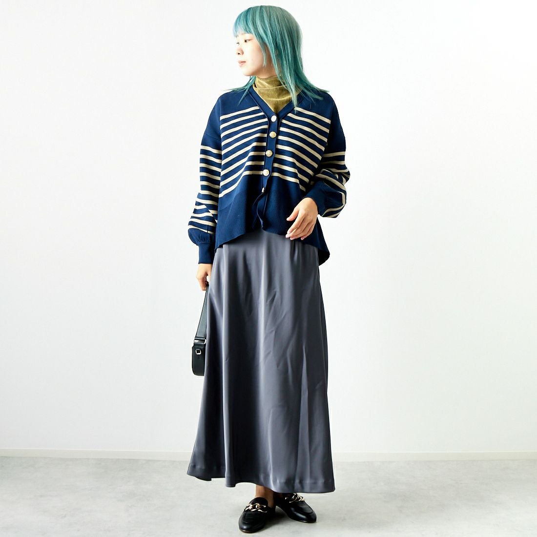 Maison de L'allure [メゾン ドゥ ラリュール] 金ボタン Vネックカーディガン [M24131018] 53 NVY/BEG &&モデル身長：167cm 着用サイズ：F&&