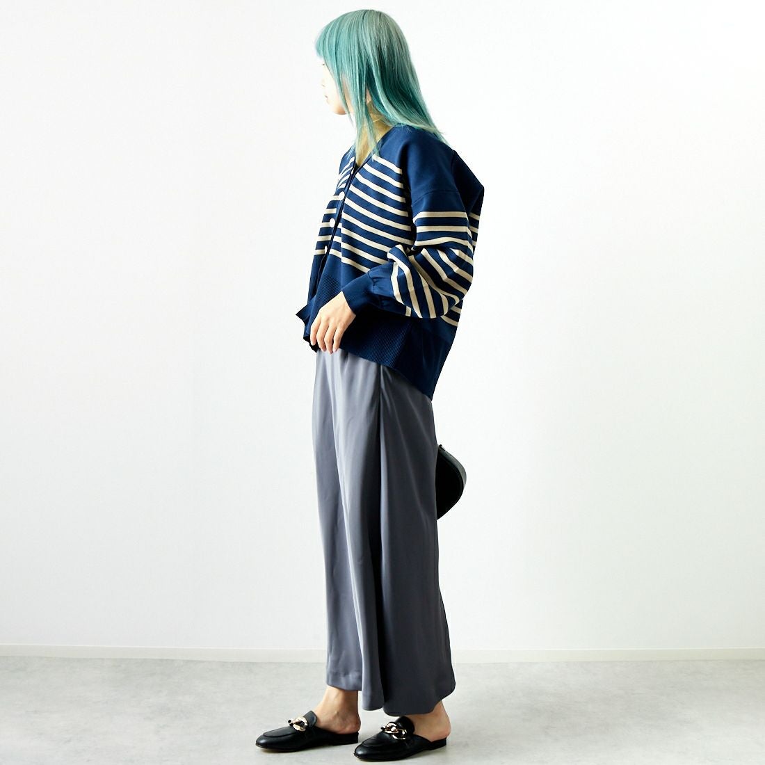 Maison de L'allure [メゾン ドゥ ラリュール] 金ボタン Vネックカーディガン [M24131018] 53 NVY/BEG &&モデル身長：167cm 着用サイズ：F&&