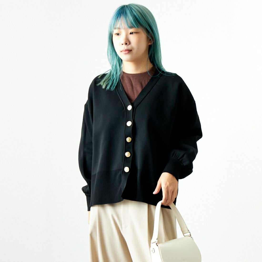 Maison de L'allure [メゾン ドゥ ラリュール] 金ボタン Vネックカーディガン [M24131018] 09 BLACK &&モデル身長：167cm 着用サイズ：F&&