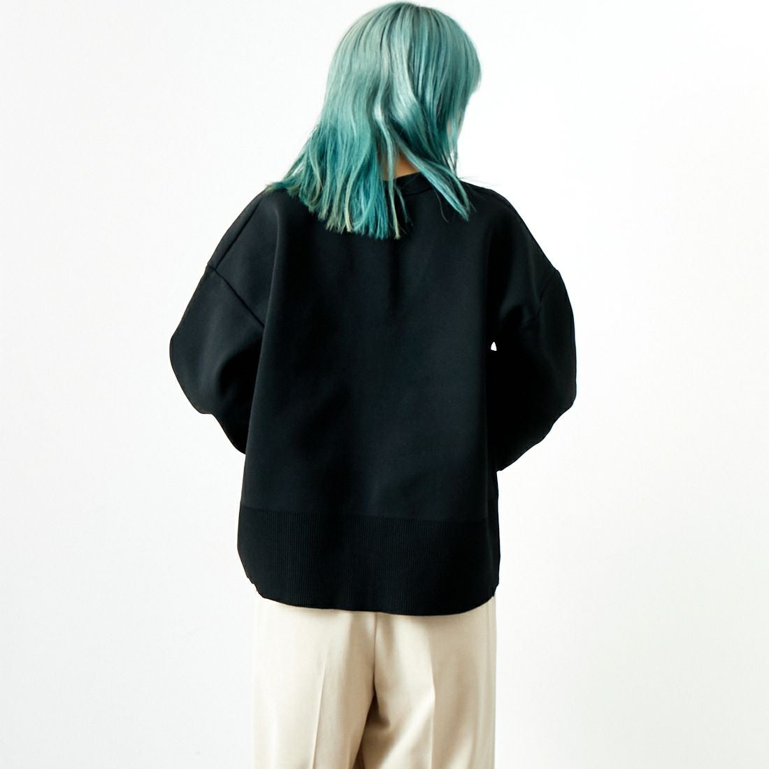 Maison de L'allure [メゾン ドゥ ラリュール] 金ボタン Vネックカーディガン [M24131018] 09 BLACK &&モデル身長：167cm 着用サイズ：F&&