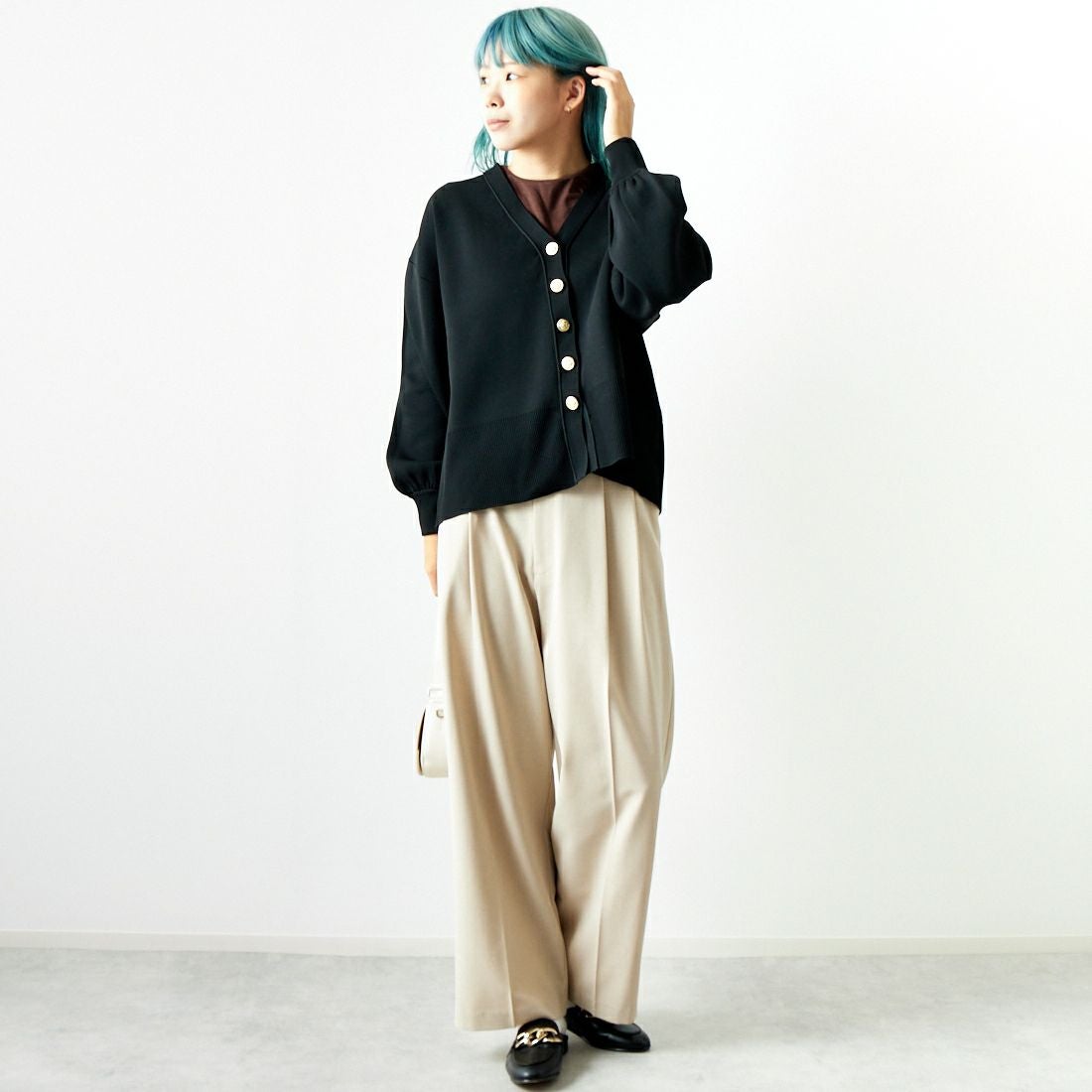 Maison de L'allure [メゾン ドゥ ラリュール] 金ボタン Vネックカーディガン [M24131018] 09 BLACK &&モデル身長：167cm 着用サイズ：F&&