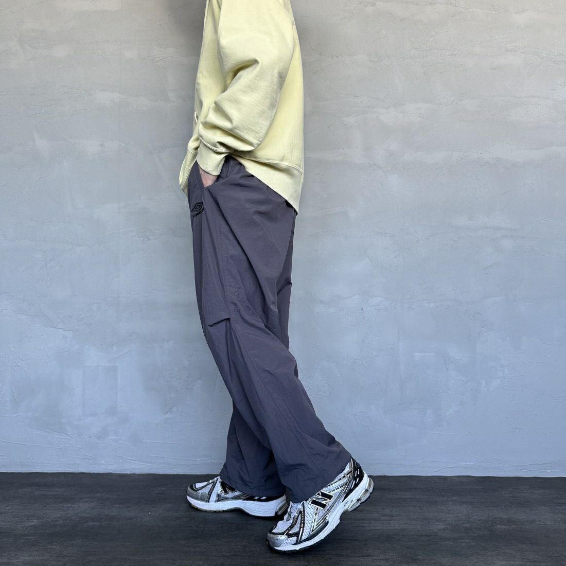 umbro [アンブロ] 別注 トレーニングナイロンパンツ [KBT58-NK-PT6-JF] GRAY &&モデル身長：168cm 着用サイズ：L&&