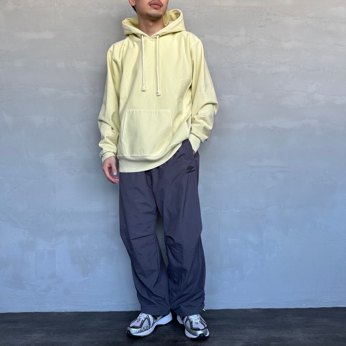 umbro [アンブロ] 別注 トレーニングナイロンパンツ [KBT58-NK-PT6-JF] GRAY &&モデル身長：168cm 着用サイズ：L&&