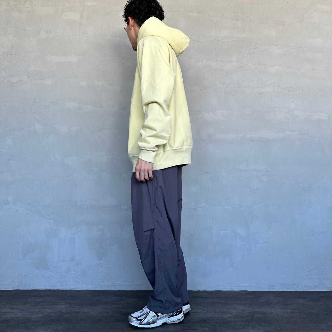 umbro [アンブロ] 別注 トレーニングナイロンパンツ [KBT58-NK-PT6-JF] GRAY &&モデル身長：168cm 着用サイズ：L&&