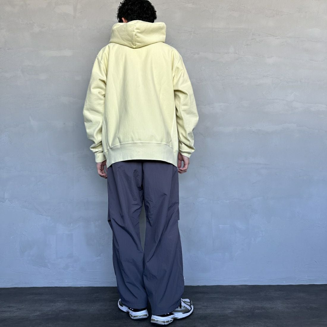 umbro [アンブロ] 別注 トレーニングナイロンパンツ [KBT58-NK-PT6-JF] GRAY &&モデル身長：168cm 着用サイズ：L&&